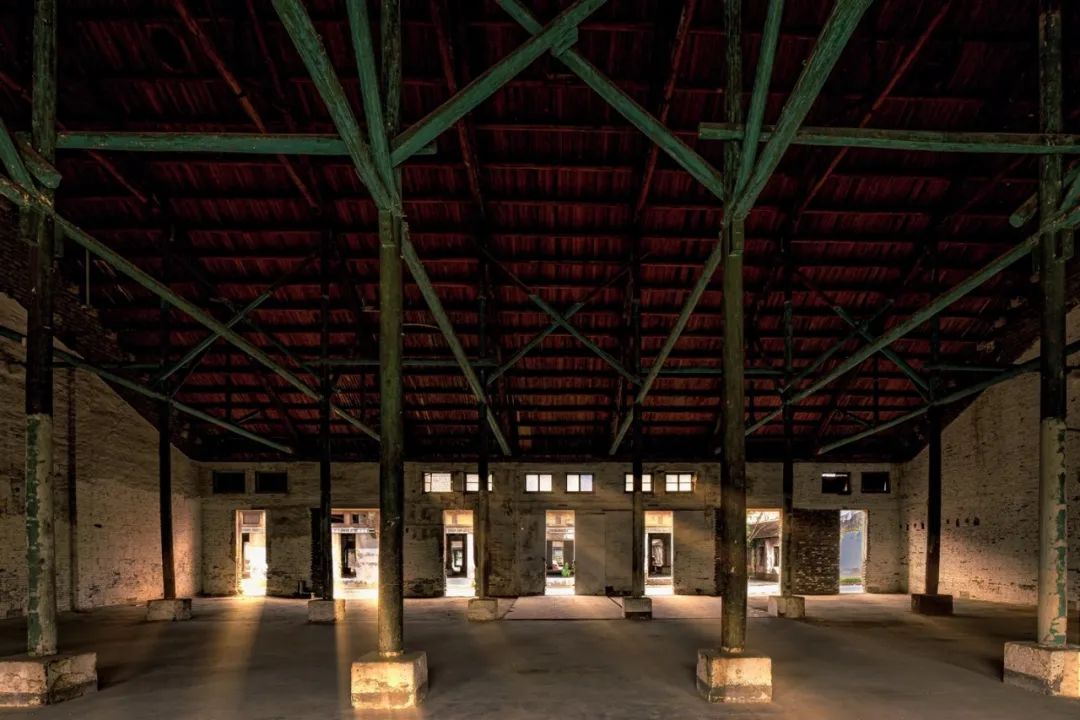 篮球场绿茵场,虹口足球场附近有篮球场