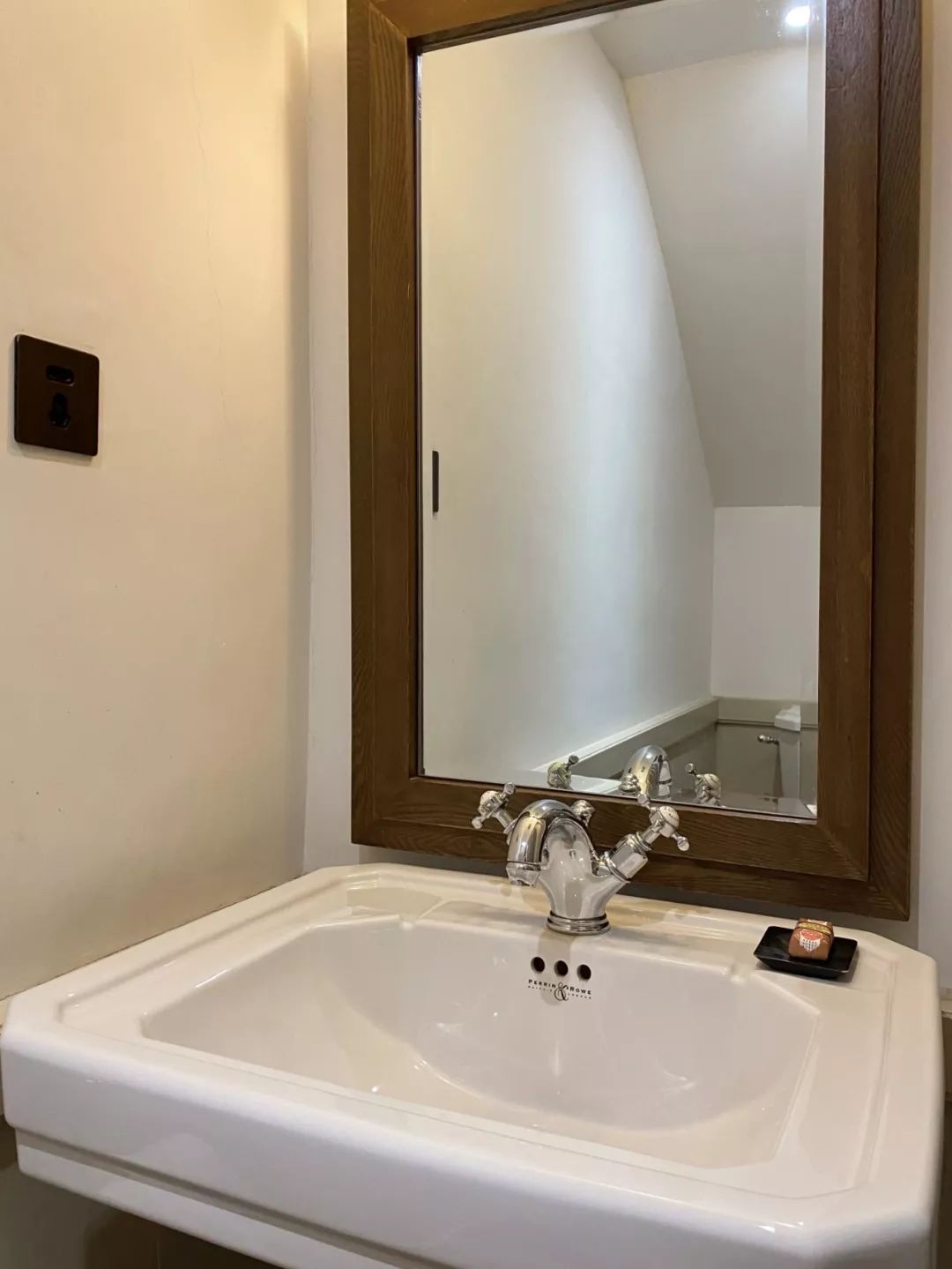 杭州湖边邨酒店怎么订便宜,西湖边住宿酒店哪个好