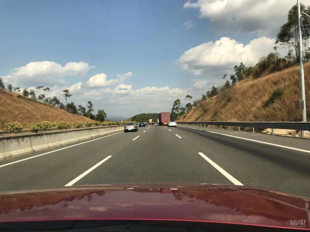 特斯拉小鹏蔚来激烈驾驶评测,作死挑战骑电动车