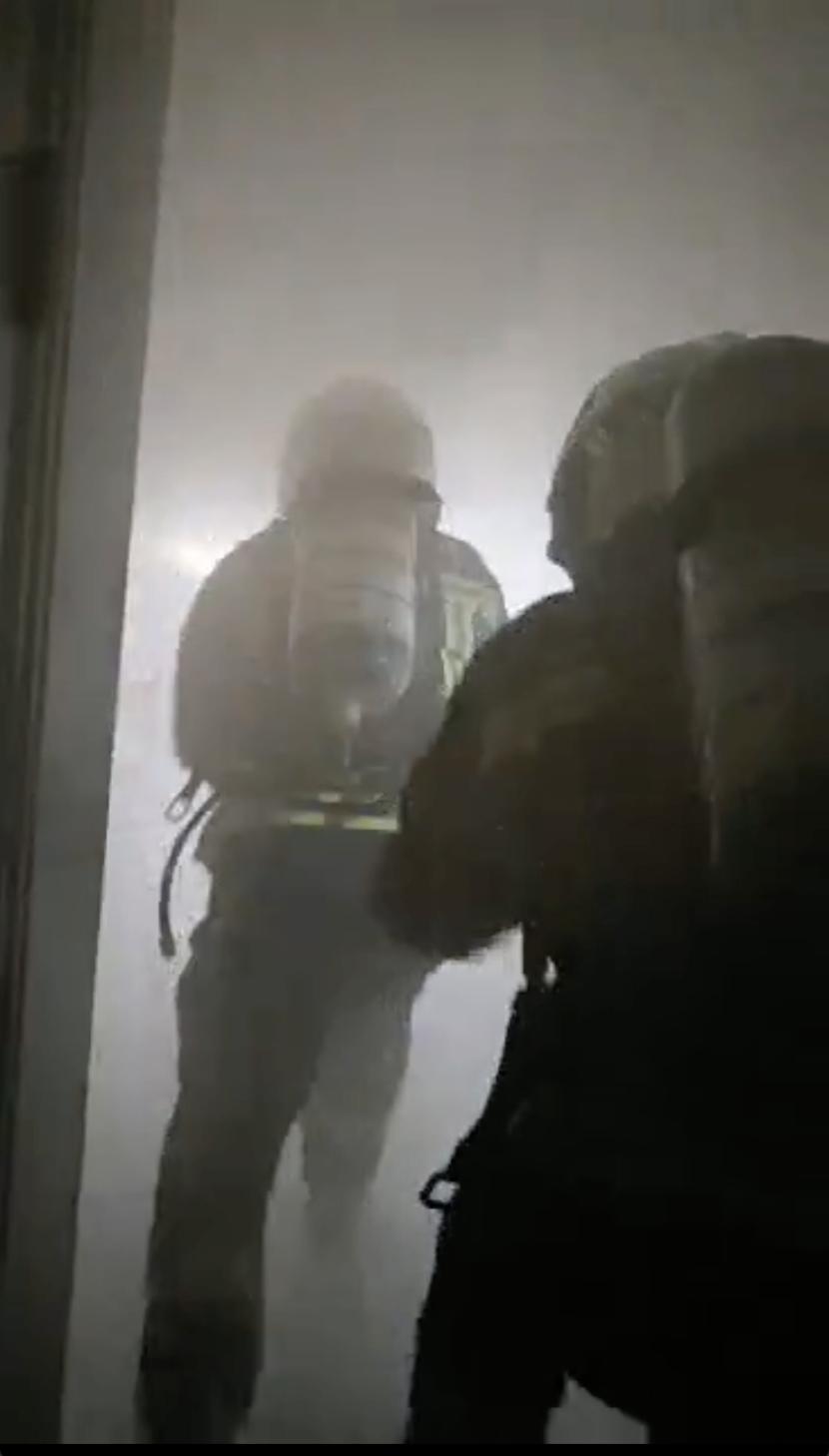 消防员火灾救出小女孩,消防员在火场中救出19岁女孩