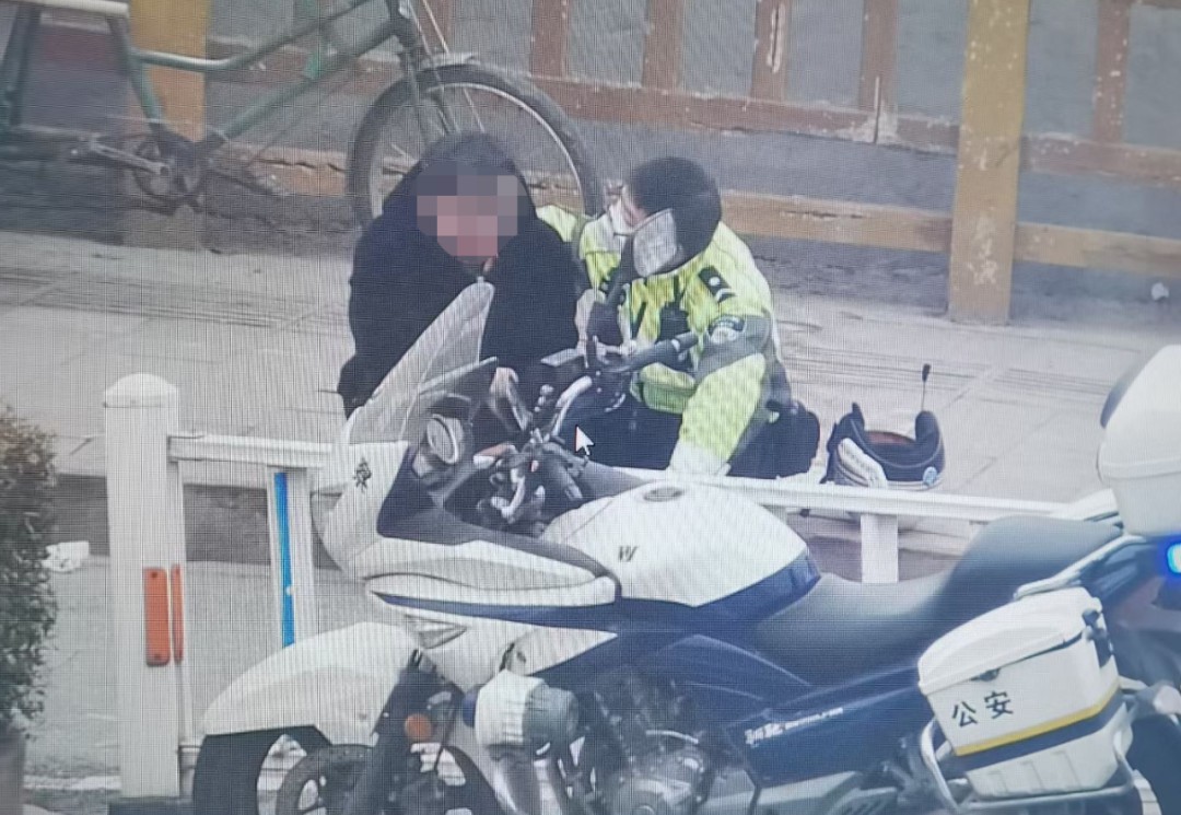 两个大男人街头上演“爱的抱抱”？一句话戳心了……