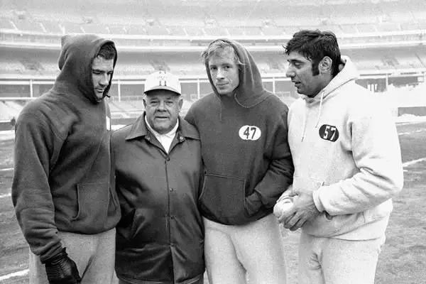 卫衣季节,秋季潮搭连帽卫衣尽显青春活力感