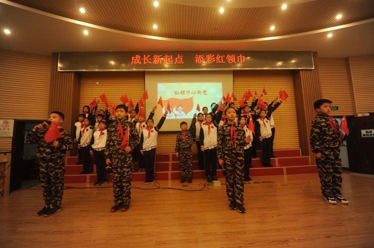 岛城学子“犇”向新学期，开学第一课传递满满正能量