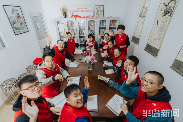 成为100多名智障“孩子”的“崔妈”，用爱心诠释巾帼力量