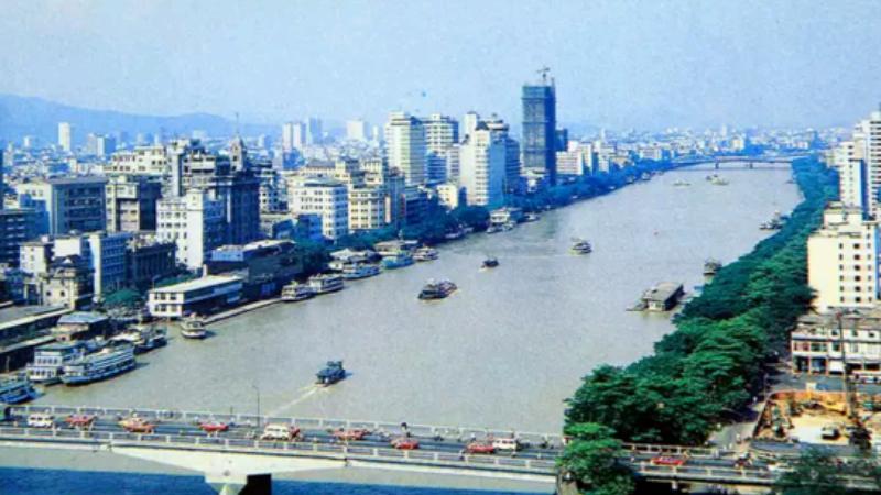 穆青经典新闻作品：《风帆起珠江》