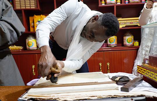 “解码幸福阿坝外国友人脱贫攻坚采风行”活动成功举行