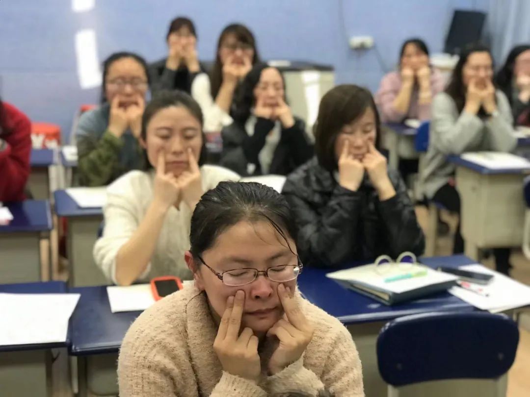 认真做眼操保护好眼睛,做好眼保健操爱护自己的眼睛