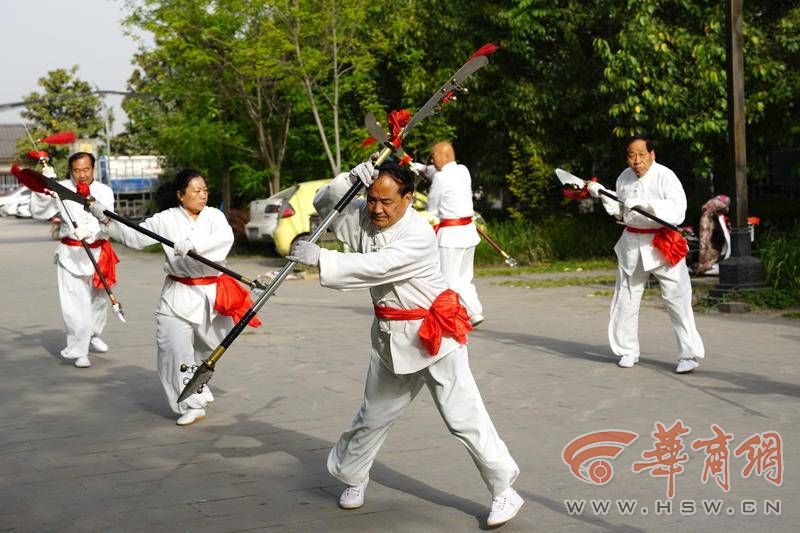 大刀舞老年人,70岁老头跳广场舞带徒弟