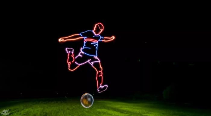 艺术家FrodoÁlvarez仅用五架无人机就创造了巨大的“天空画”