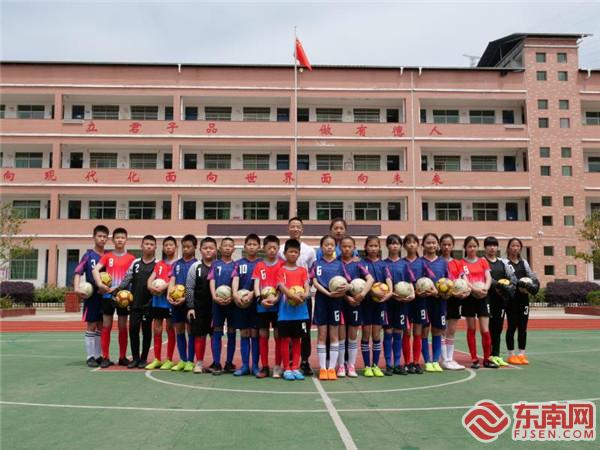 大课间新足球操,大课间足球操节奏感强