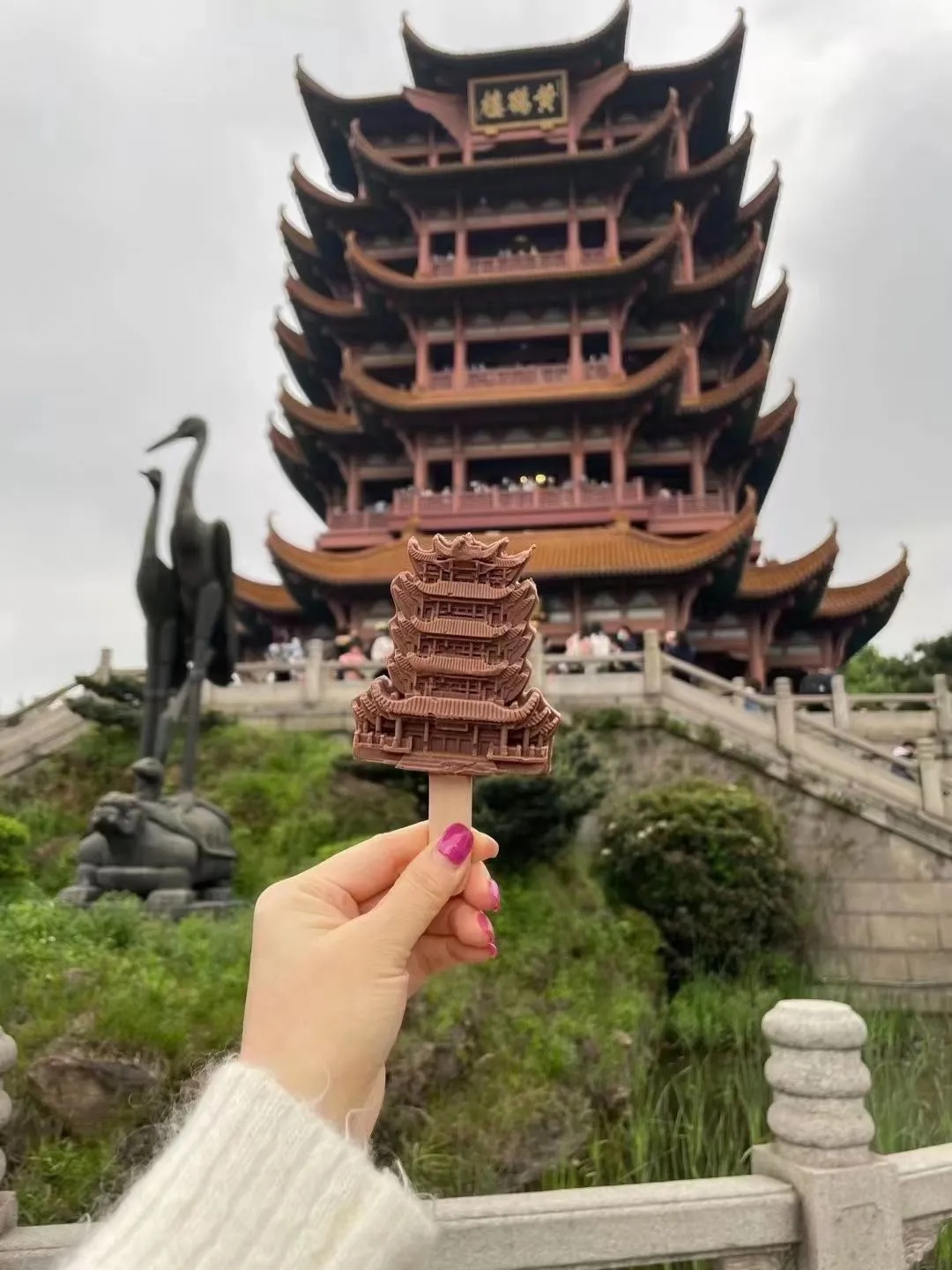 武汉黄鹤楼最新视频滞留人员,假期首日黄鹤楼涌入超4万余人次