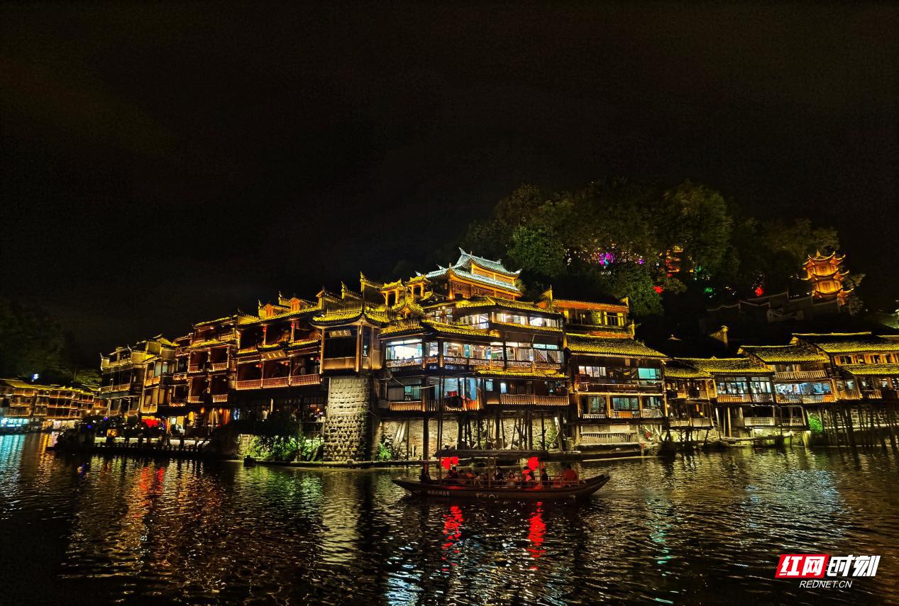 凤凰古城美丽迷人的夜景,美丽迷人的凤凰古城夜景