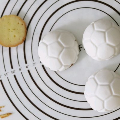 今天来做个足球翻糖蛋糕,早上来一碗红糖鸡蛋