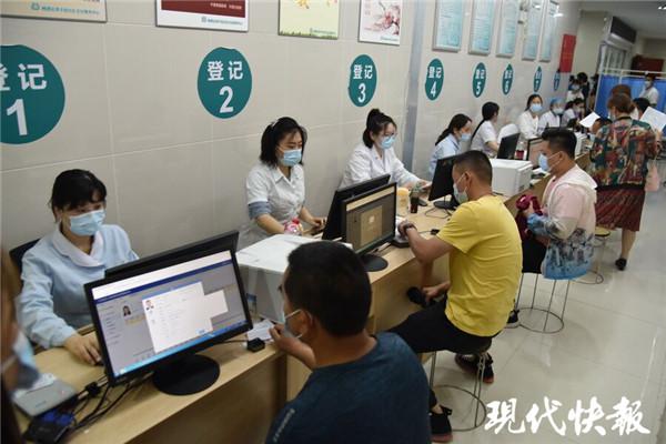 南京燕子矶街道开设“夜场”，方便上班族打疫苗