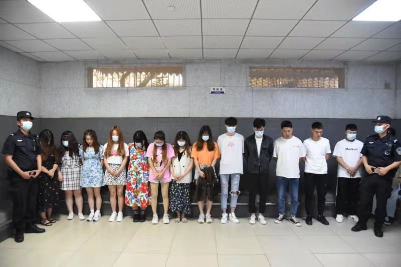 上班就是装炒股专家用“话术”荐股？这名工作人员报警了