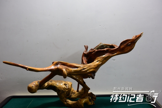 大山里的根雕艺术家,根雕艺术家展示原创根雕作品