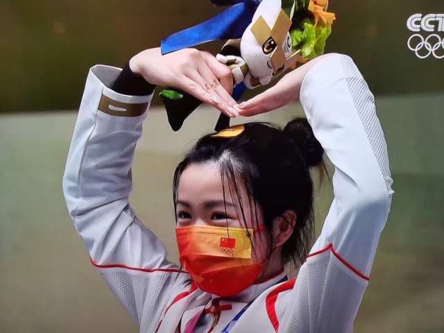 射击冠军杨倩笑容,中国选手杨倩勇射落奥运会首金