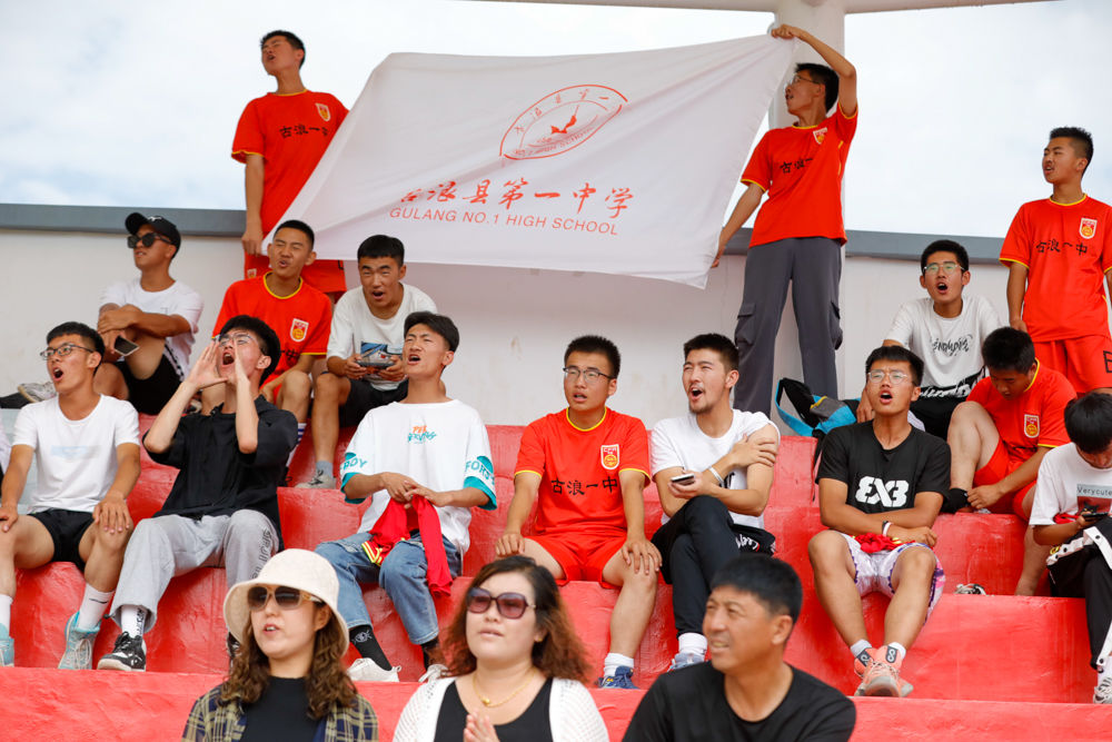 足球赛场上的感动瞬间,足球赛场感动视频