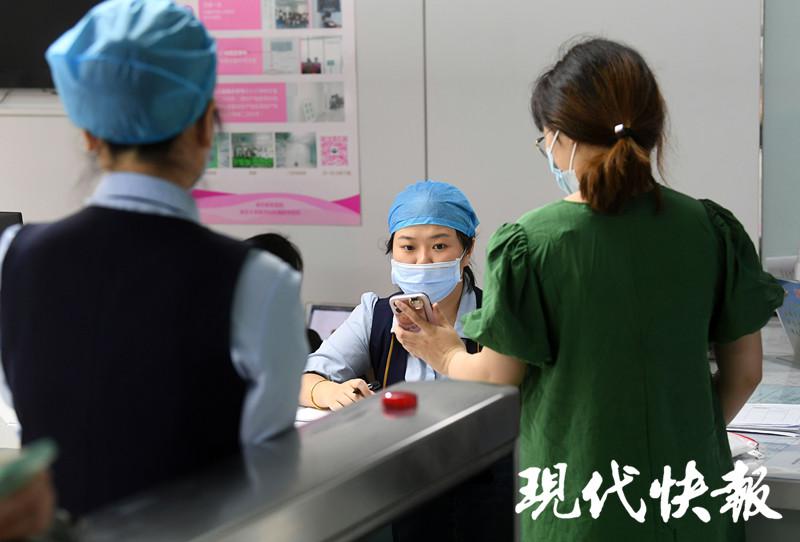 南京鼓楼医院星期六正常门诊吗,去南京鼓楼医院健康码会变黄吗