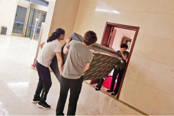 坚守一线抗击疫情,向支援一线抗击疫情的人员致敬