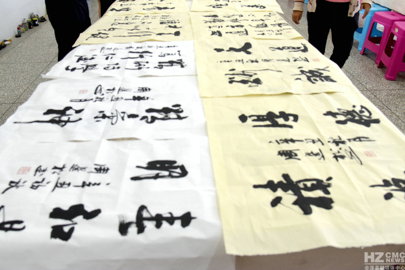 书法家挥毫泼墨送上祝福献爱心,书法家身影出现在公益捐助现场