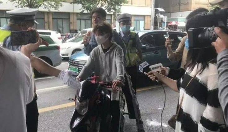 郑州恢复处罚电动车载人,央视报道郑州交警