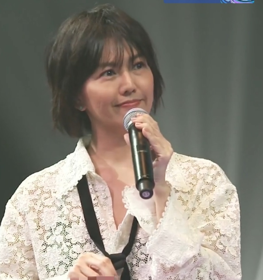 43岁孙燕姿近况曝光，素颜上镜状态佳，直播献唱引网友齐呼“爷青回”