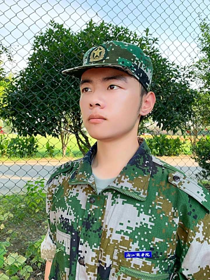 军训中想念父母的同学们,在学校军训回家的学生