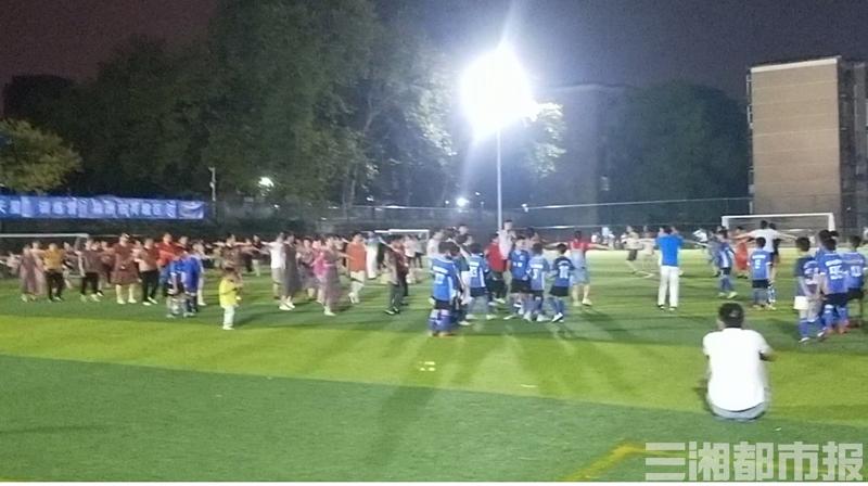 广场舞大妈抢足球场地后续,大爷大妈霸占足球场跳广场舞后续