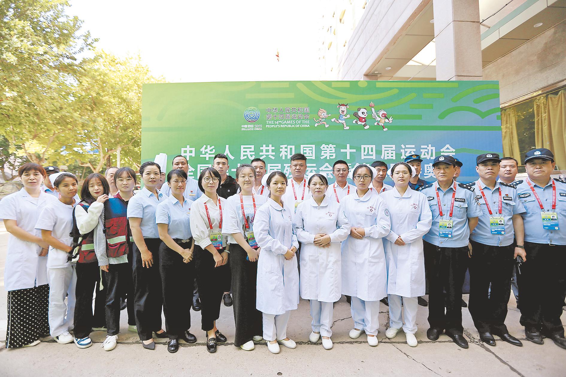 致敬!赛场内外的“小角色”——十四运会篮球女子五人制U19组比赛赛事服务者群像素描