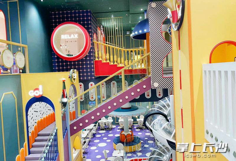 天气回暖遛娃,天气热了遛娃去商场