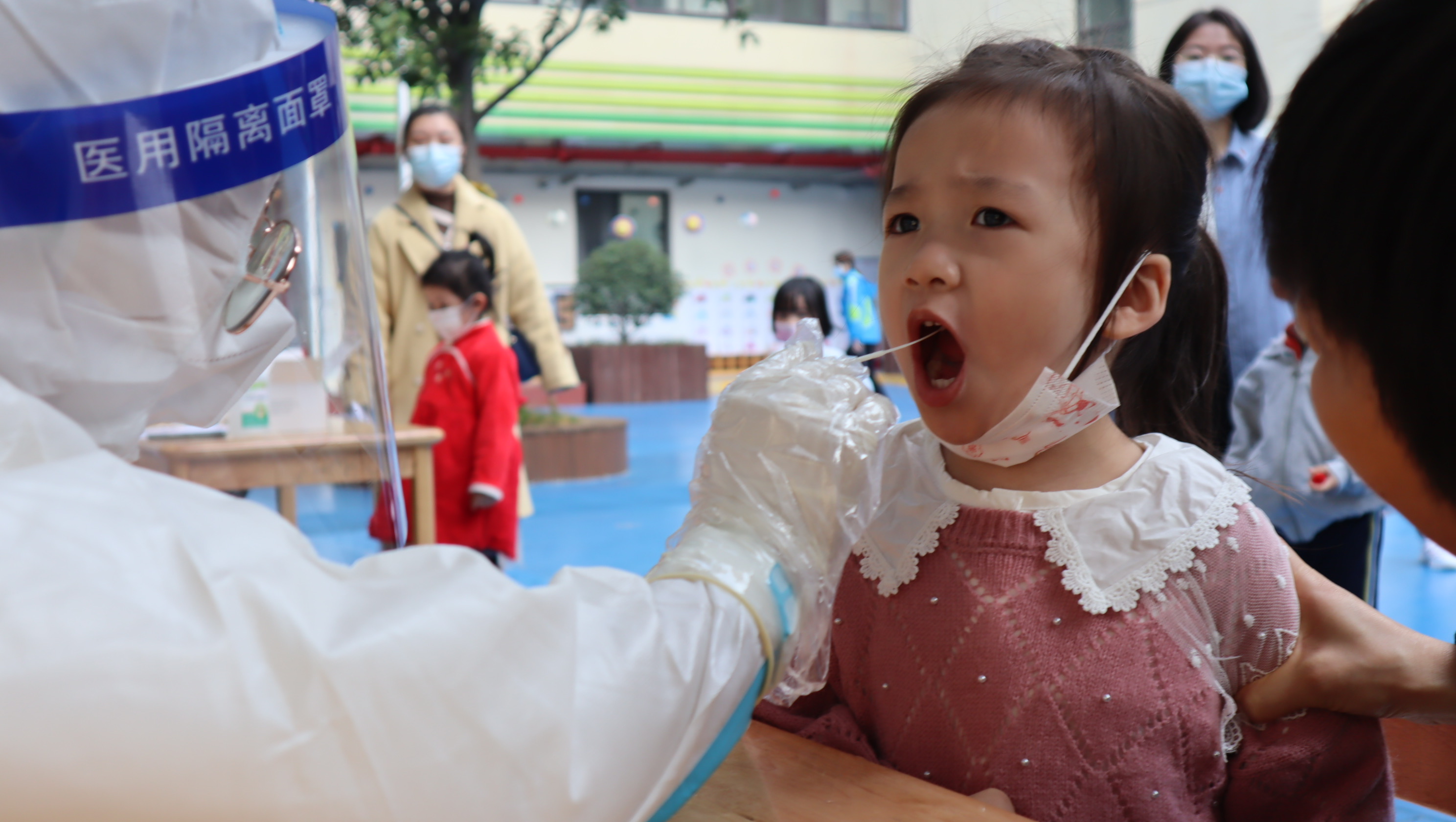 核酸检测小朋友比手势的视频,核酸检测幼儿园萌娃