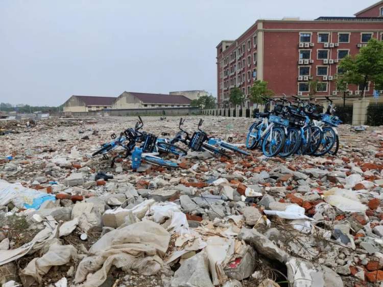 开兴路上“伐开心”，周边居民：八年投诉无果！半夜被吓醒，窗都开不了