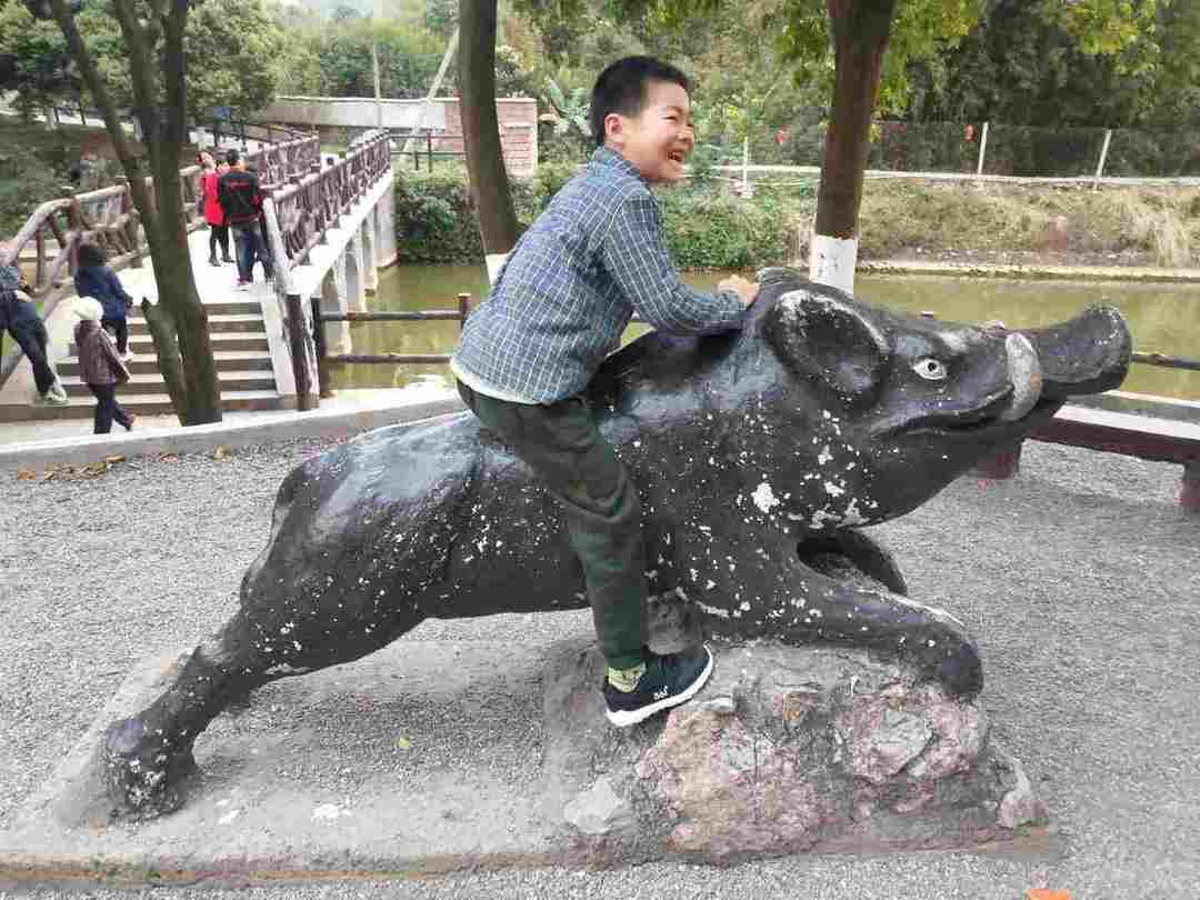 情知不久须相见，一日甚三秋，愁来不自由。‖马坝人遗址公园