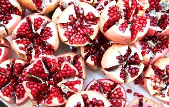 石榴的剥开方法小技巧,石榴怎么可以轻松剥开