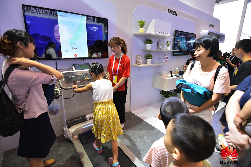 智博会第一天！华为这些黑科技吸引了大批人从众𠈌