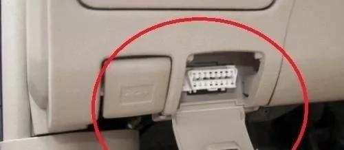 才明白中控台下的插孔难怪修车工“死活”不想说原来一插上变高配