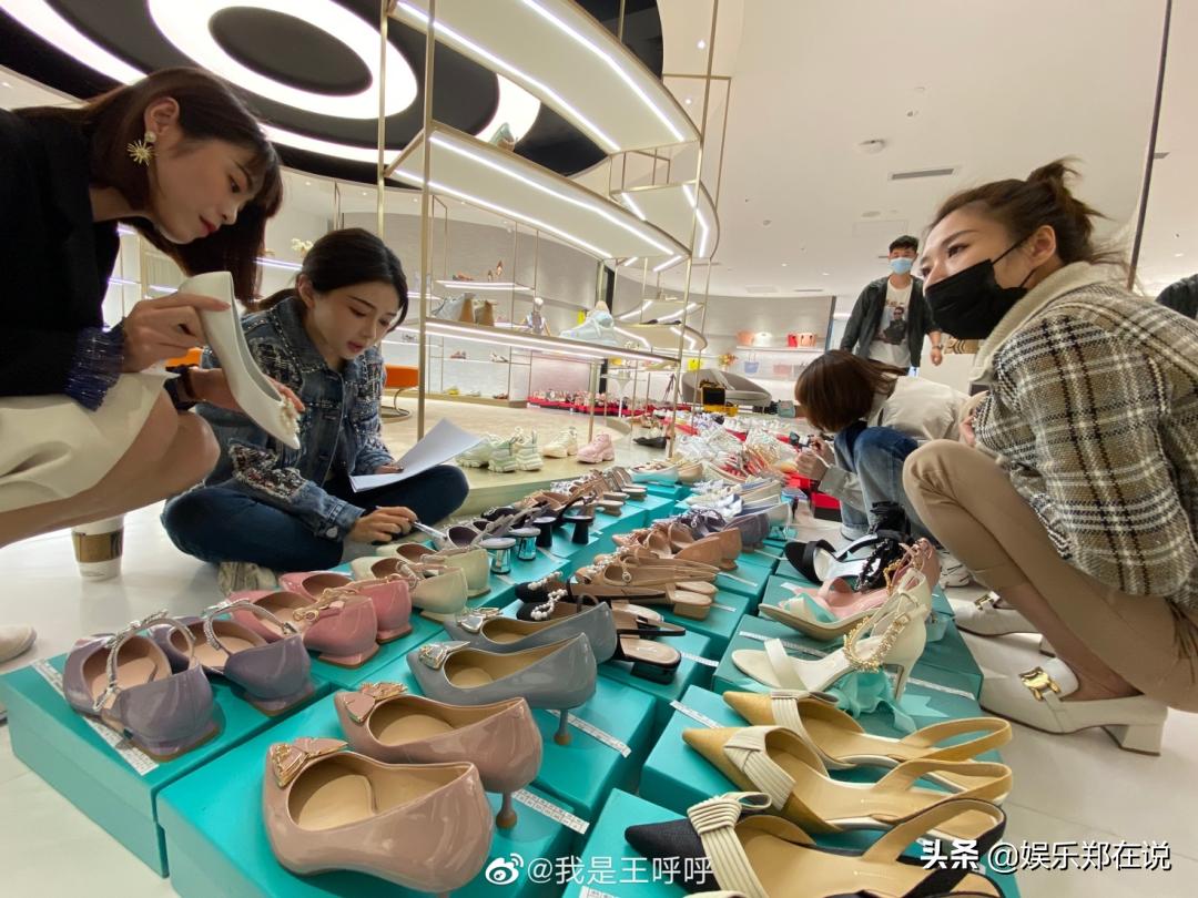 她是天猫服饰一姐，单场直播带货超2000万，粉丝叫她换装狂人