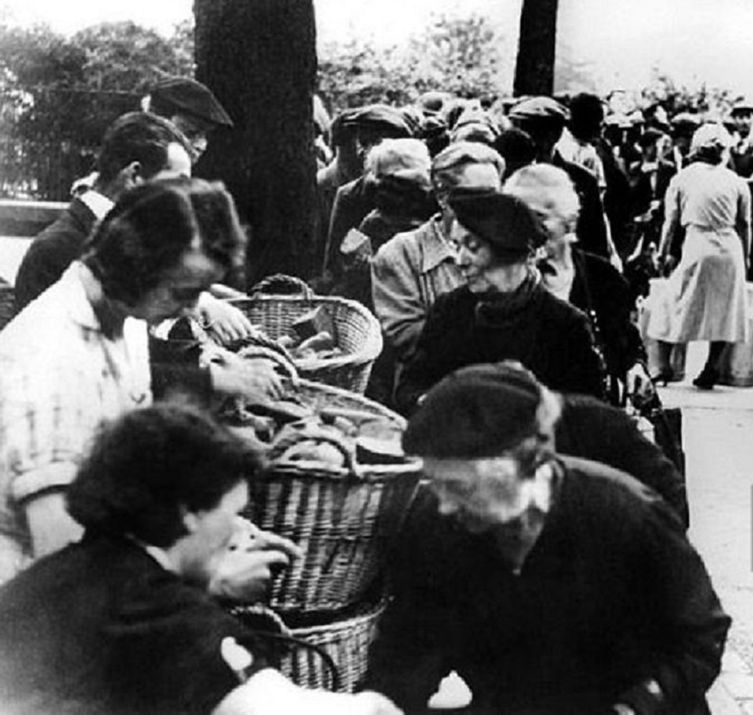 笼罩在*国亡**阴云下的巴黎市民，和他们不见天日的真实生活