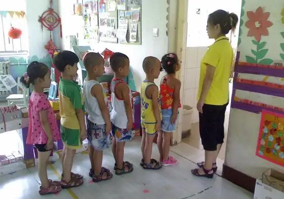 幼儿园孩子尿裤子措施,宝宝在幼儿园拉尿裤子怎么办