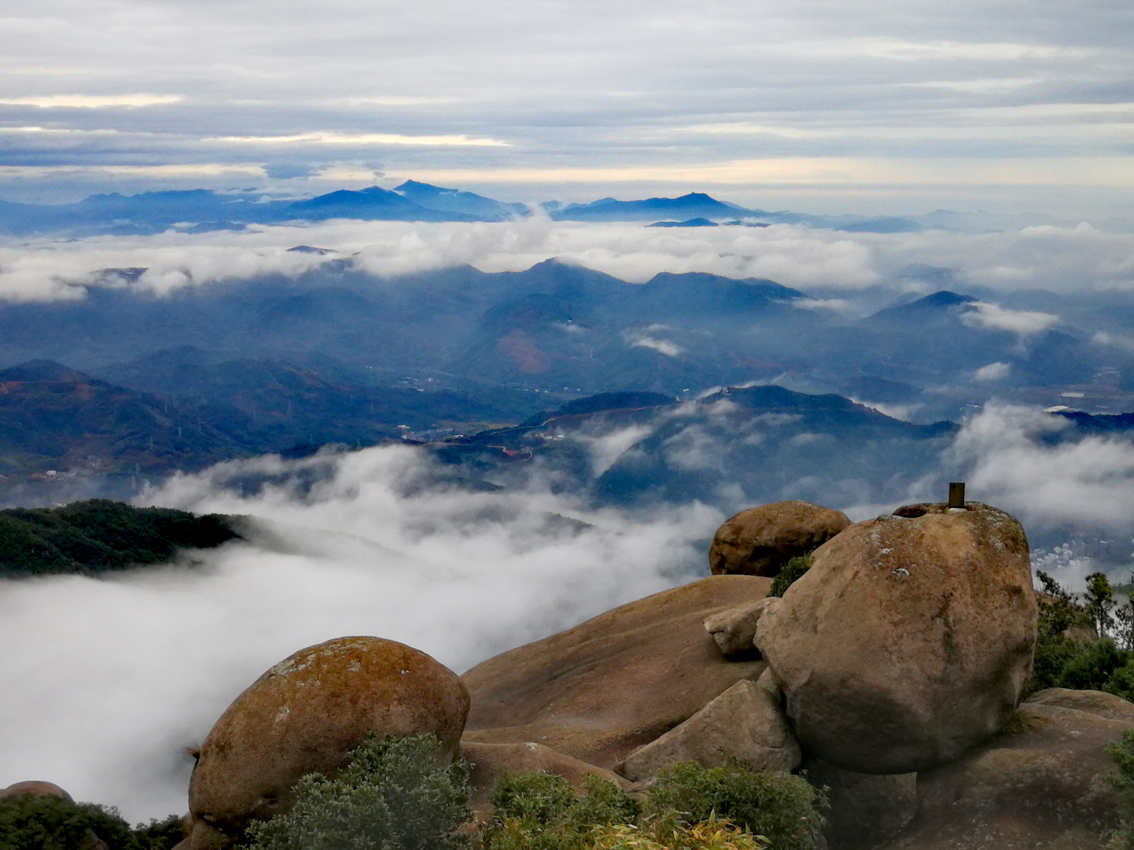 太姥山山顶日出,雨中的太姥山云雾缭绕