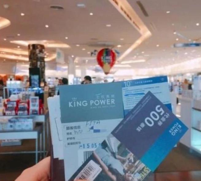 去泰国机场免税店买东西流程,想去泰国应该怎么买机票