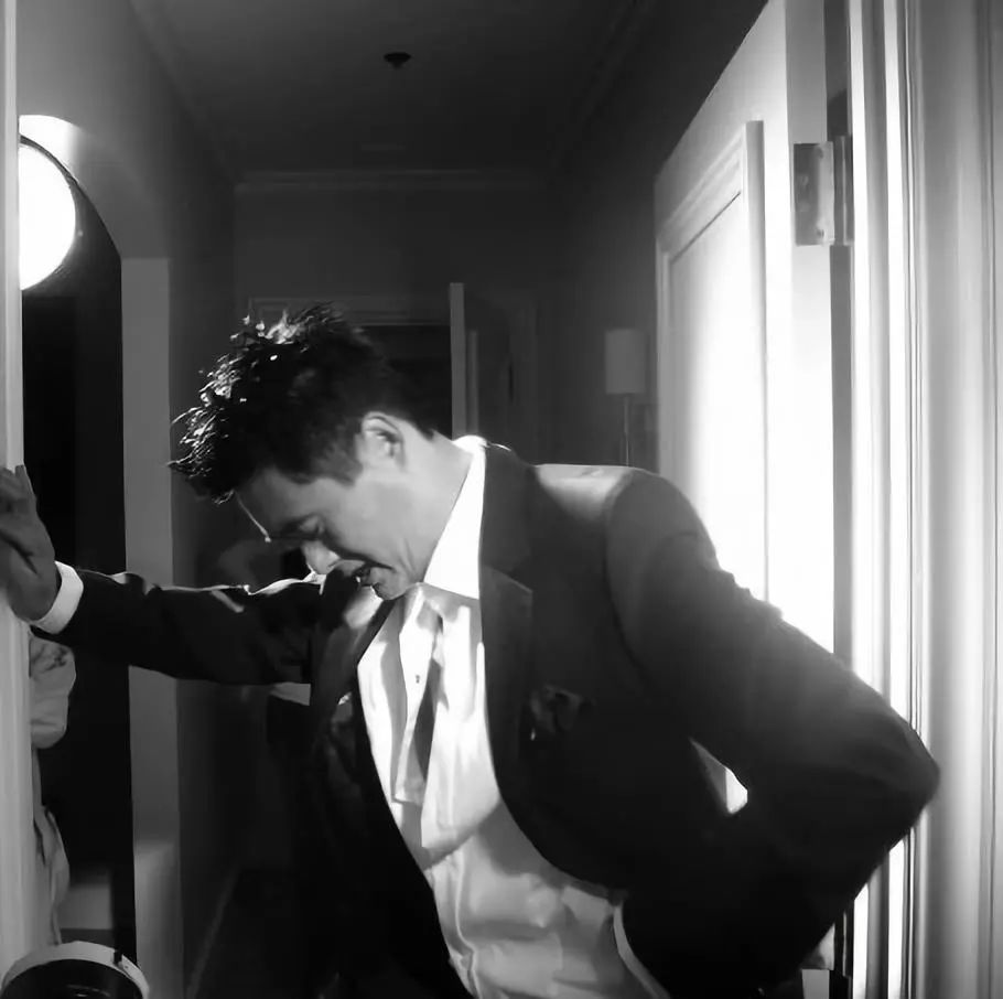 身价17亿的王力宏,王力宏穿破洞袜康熙来了