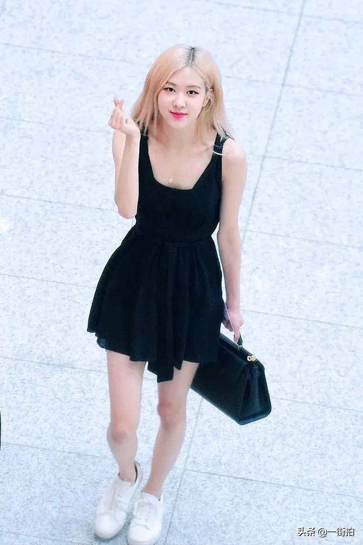 朴彩英蓝色法式长裙,朴彩英粉色玫瑰裙子