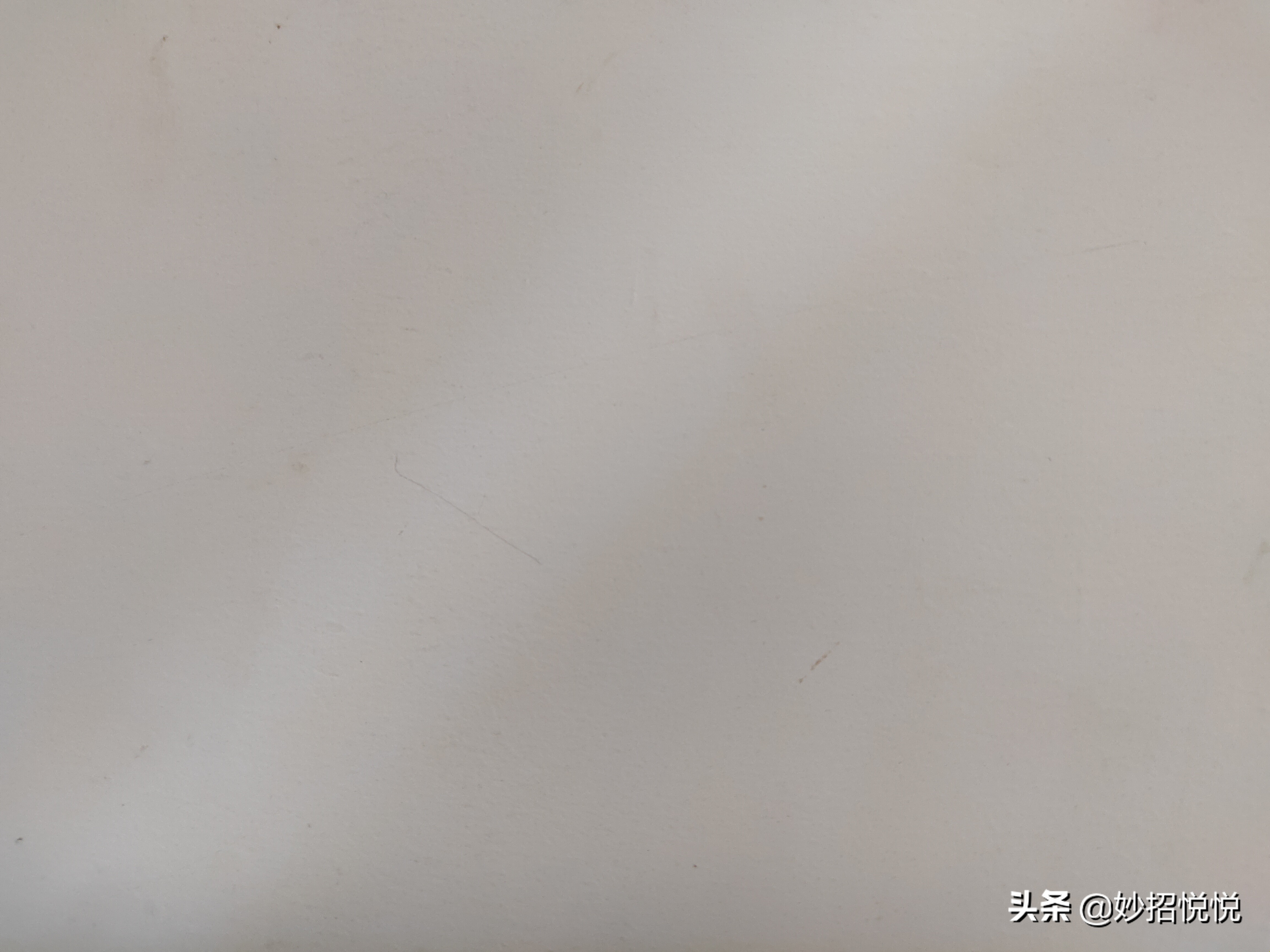 回南天返潮墙上长霉斑如何处理,屋内墙壁返潮长霉斑可能致癌吗