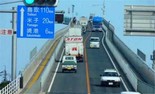 自动挡在上坡路堵车怎样行驶,自动挡上坡遇到塞车怎么开