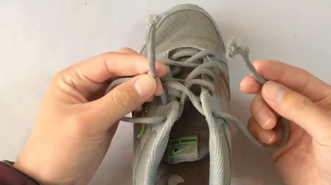 鞋带头上的塑料管掉了怎么修复,鞋带鞋头怎么修复