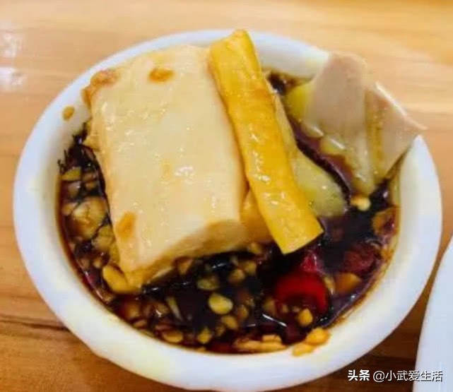 在广东餐厅吃到没熟的白切鸡，别急着找老板理论，不然会闹出笑话