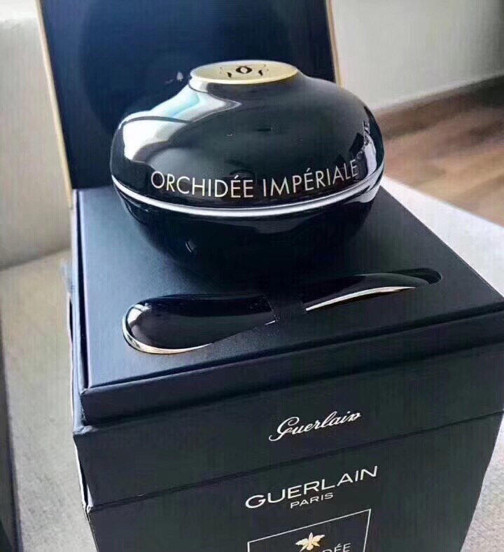 宁静在节目中送每个人价值万元面霜，70后的她护肤品都用的什么？