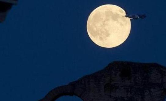 写诗人漂泊在外关于月亮的诗,较为生僻的关于月亮的思乡诗